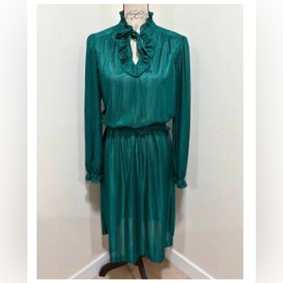 jcpenney Dresses & Skirts - 1970s Vintage JC Penny Fashions S Ruffle
Keyhole Neck Knee Length Dress